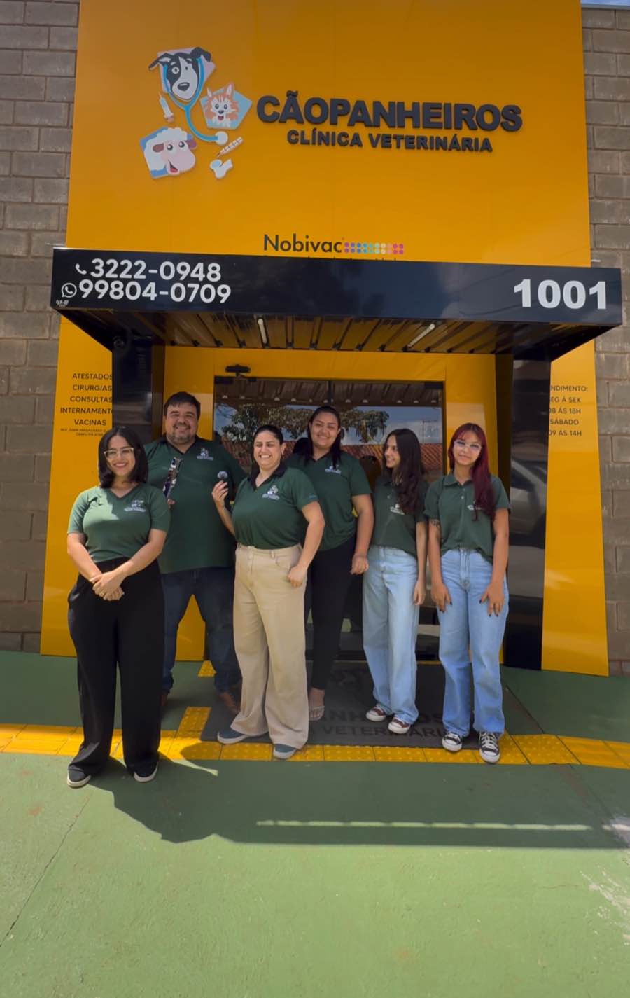 Equipe Cãopanheiros na frente da clínica
