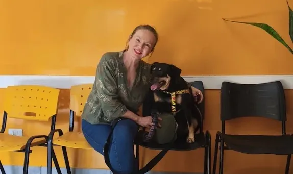 Tutora com seu cão na sala de espera da Cãopanheiros